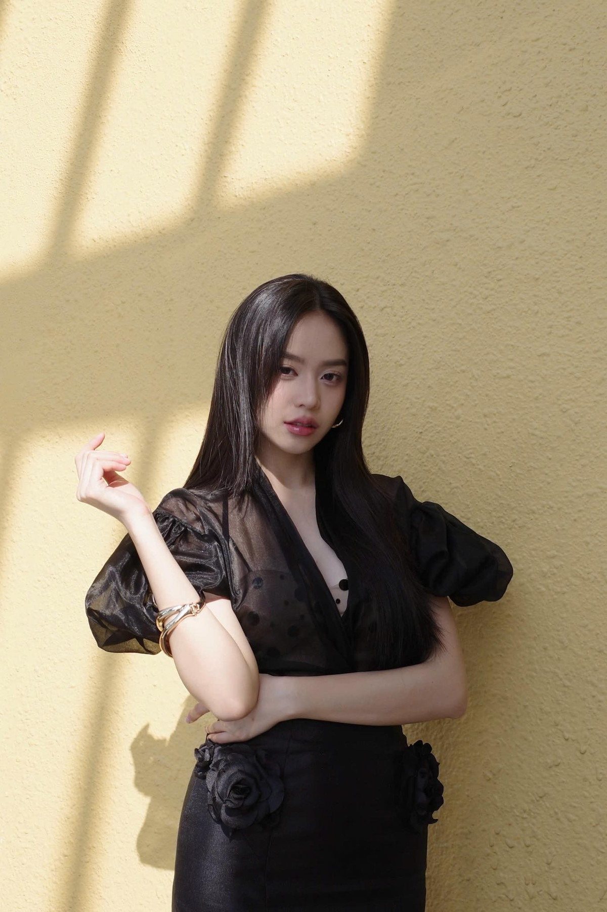 Hoa hậu Thanh Thuỷ diện trang phục màu đen đi phỏng vấn thí sinh Miss International Malaysia. Ảnh: FB Huỳnh Thị Thanh Thủy