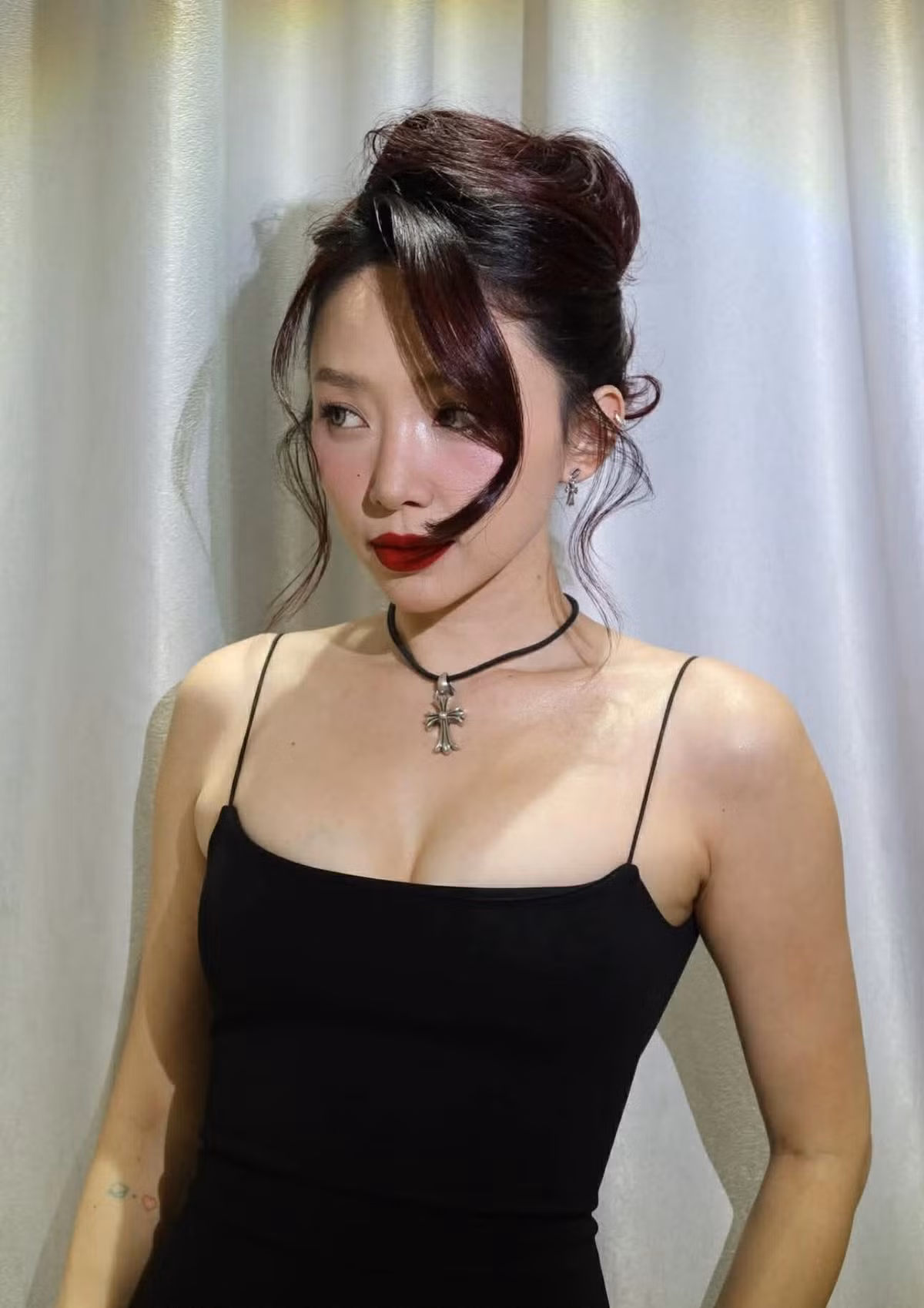 Phom váy ôm sát giúp cô tôn trọn lợi thế hình thể khiến người nhìn khó rời mắt.