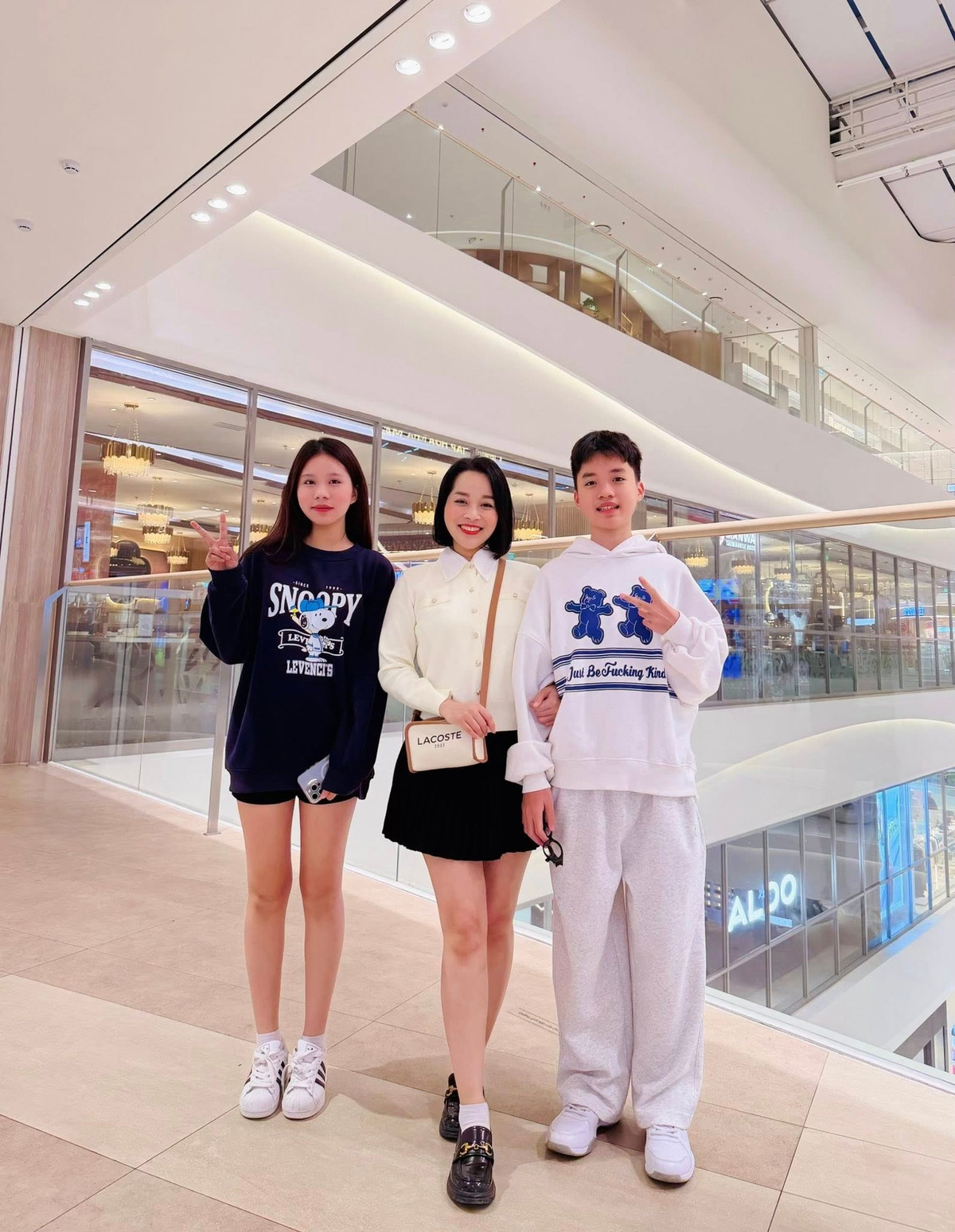 Minh Hương 'Nhật ký Vàng Anh' khoe hai con cao hơn mẹ. Ảnh: FB Le Minh Huong