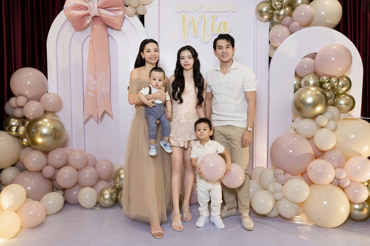 Nhiều khán giả cho rằng Mia thừa hưởng nét đẹp của mẹ, nhất là đôi chân dài và tỷ lệ cơ thể cân đối.