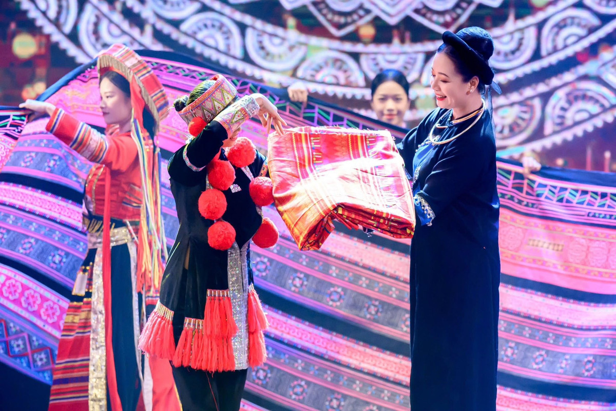 NSƯT Chiều Xuân xuất hiện tại một chương trình tôn vinh áo dài dân tộc. Ảnh: FB Nguyễn Thị Chiều Xuân