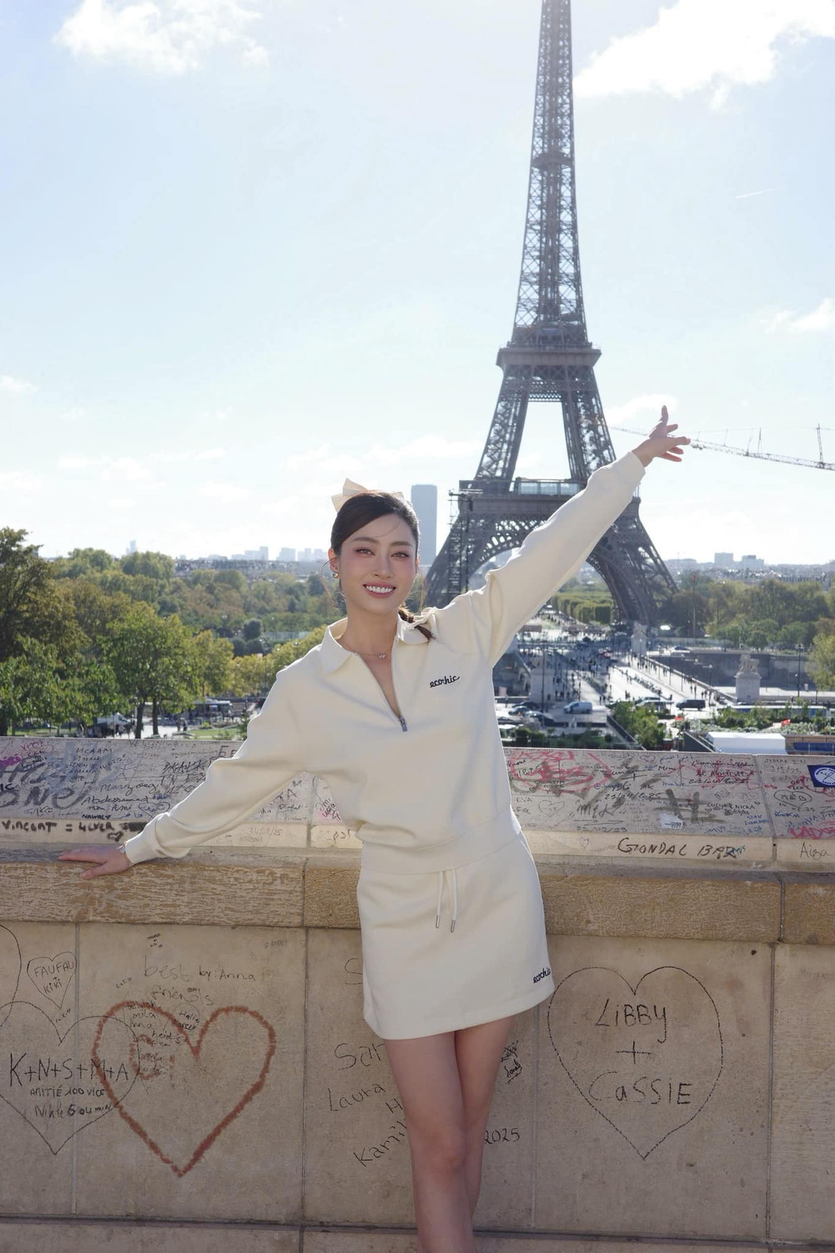 Hoa hậu Lương Thuỳ Linh checkin Tháp Effiel. Ảnh: FB Lương Thùy Linh