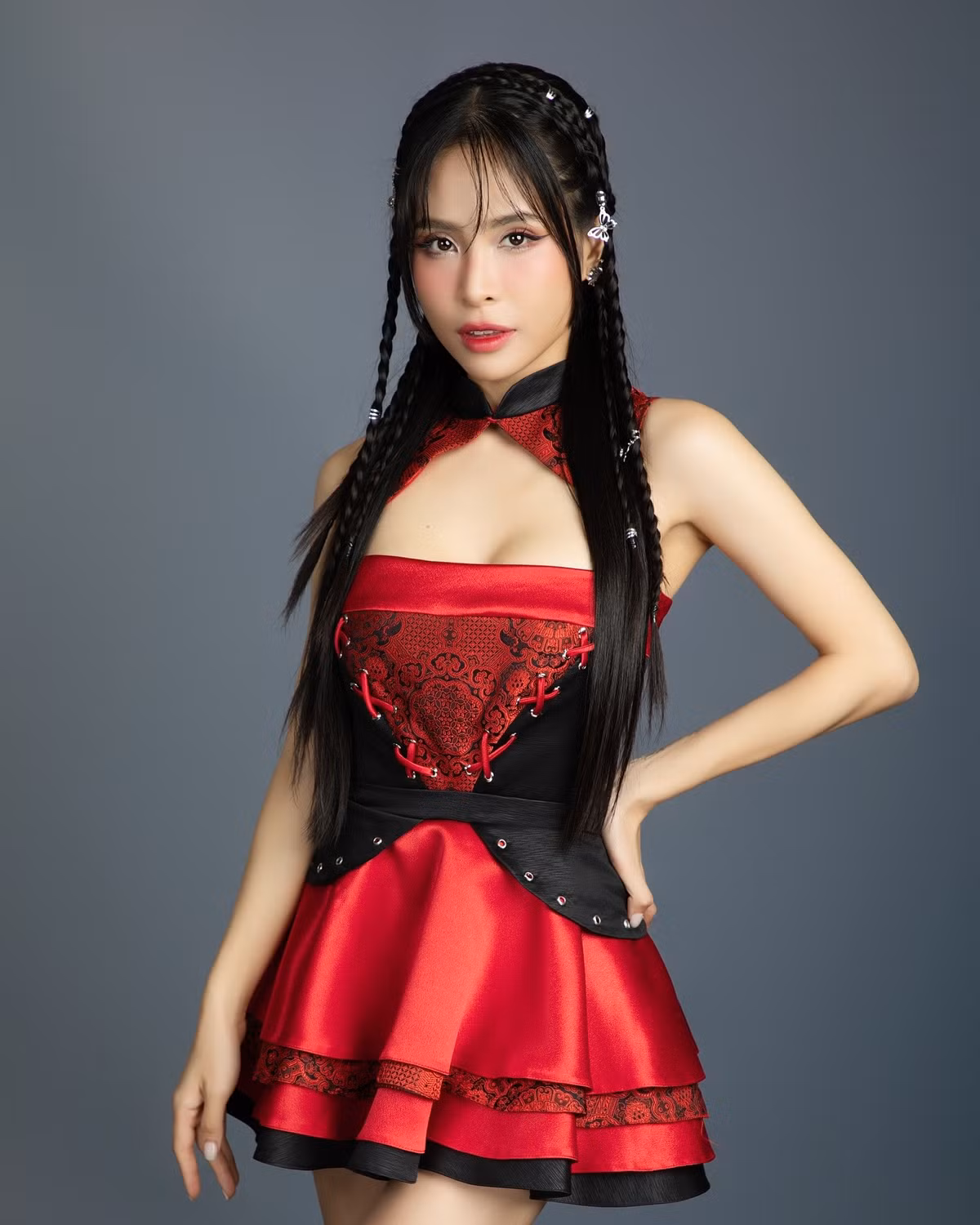 Nữ ca sĩ còn gây sốt khi trong 1 năm tậu liền 2 chiếc thuộc thương hiệu Porsche.