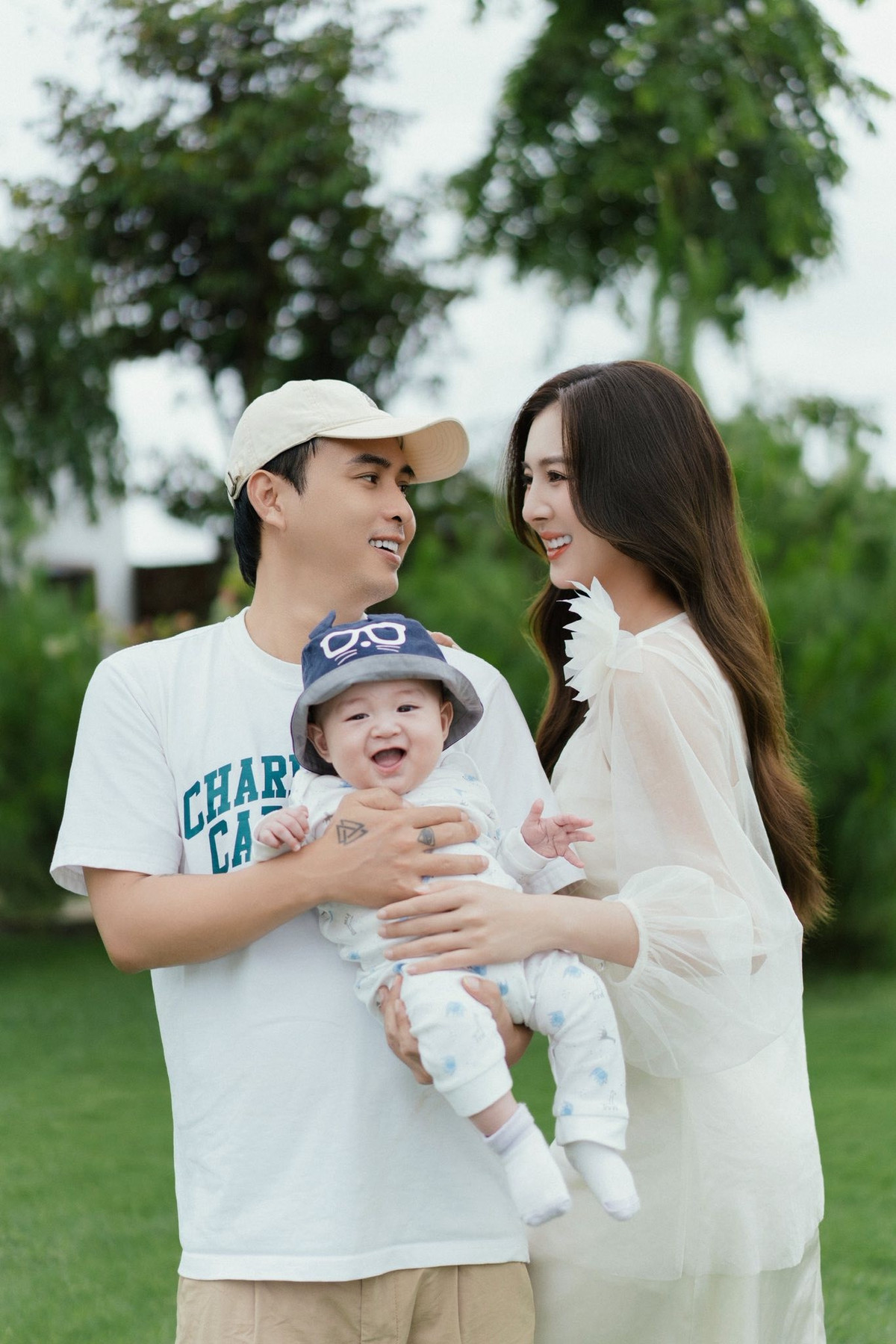 Ca sĩ Hồ Quang Hiếu tìm cảm giác yên bình bên vợ con. Ảnh: FB Hồ Quang Hiếu