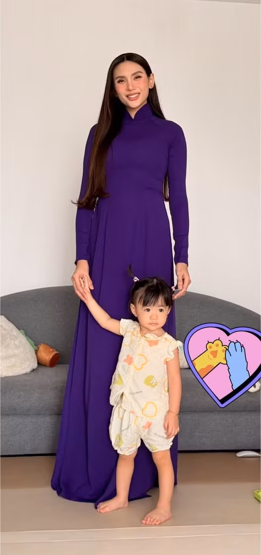 Siêu mẫu Võ Hoàng Yến bên con gái và tiết lộ giảm được 4kg sau 30 ngày. Ảnh: FB Võ Hoàng Yến