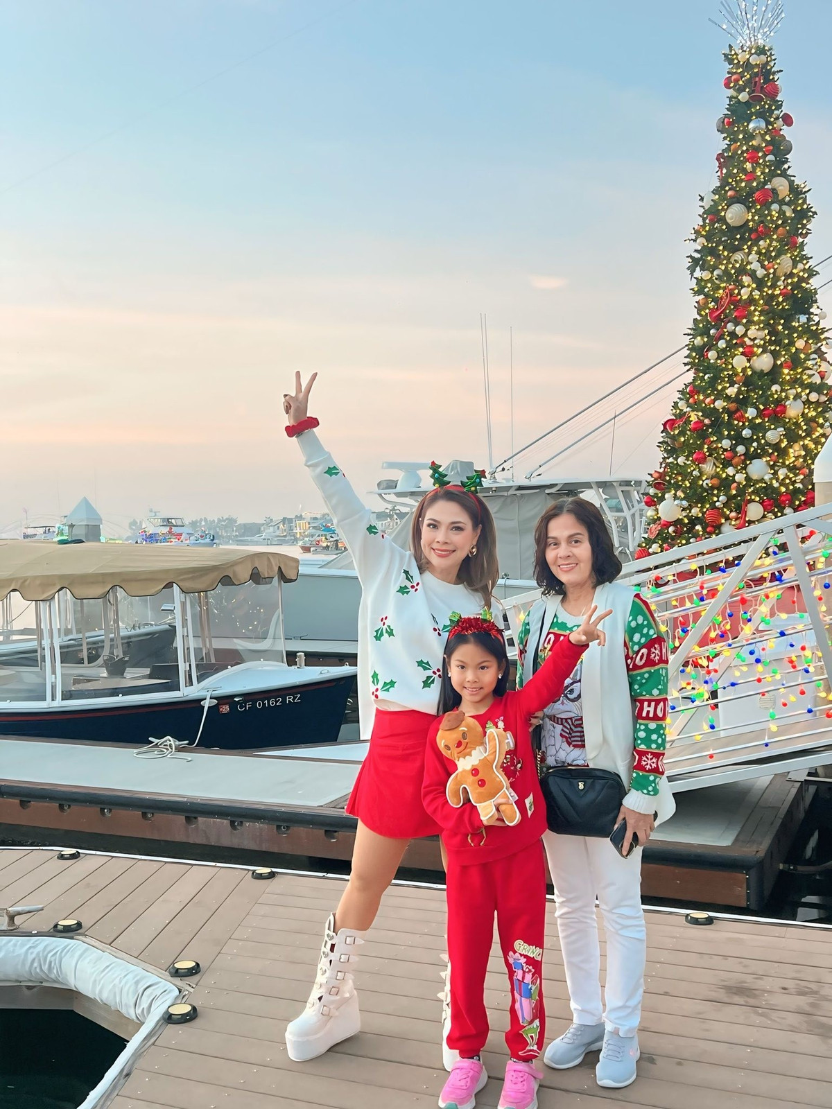 Ca sĩ Thanh Thảo cùng mẹ và con gái dự buổi tiệc Giáng sinh sớm tổ chức trên du thuyền ở Mỹ. Ảnh: FB Thanh Thảo