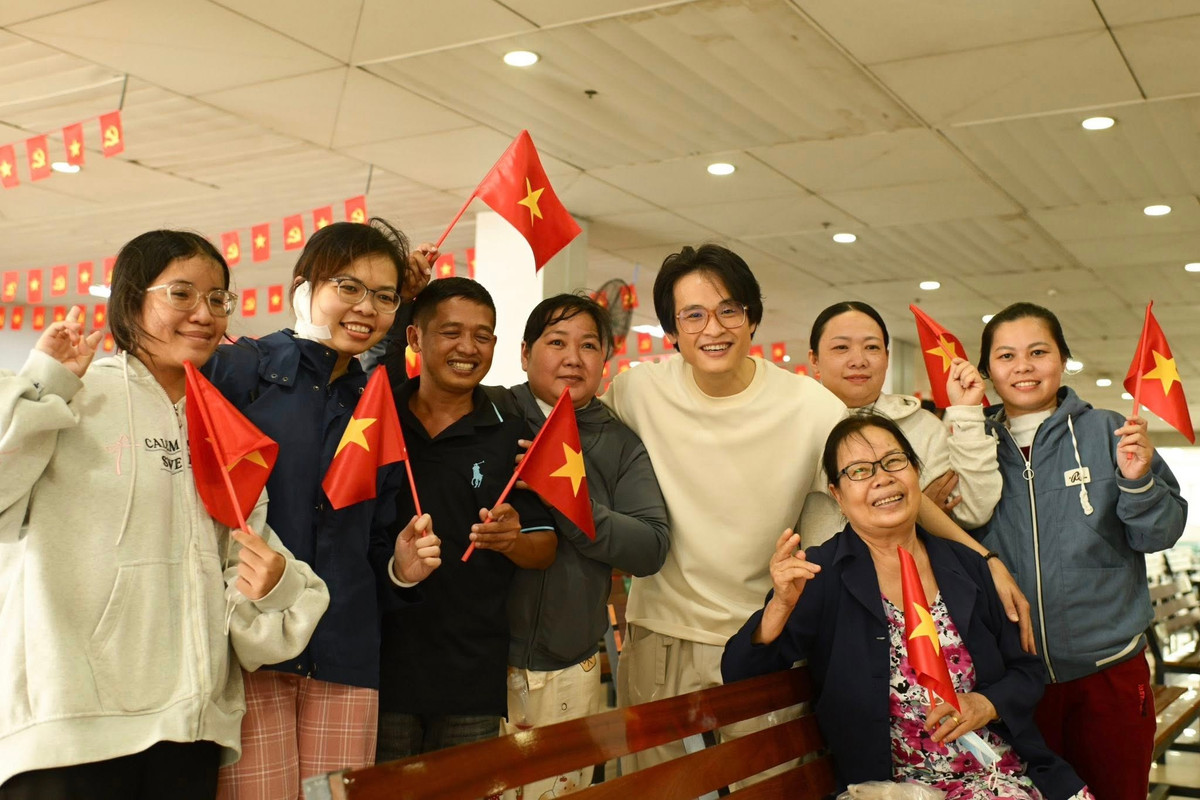 Ca sĩ Hà Anh Tuấn làm từ thiện tại Bệnh viện Ung bướu TP HCM. Ảnh: FB Hà Anh Tuấn