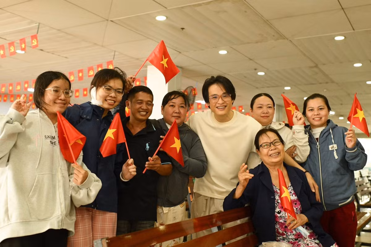 Ca sĩ Hà Anh Tuấn làm từ thiện tại Bệnh viện Ung bướu TP HCM. Ảnh: FB Hà Anh Tuấn