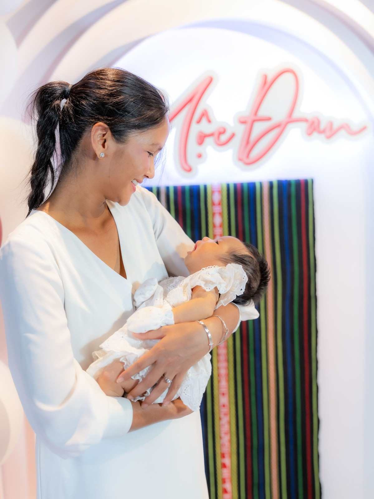 Hoa hậu H'Hen Niê dùng vải thổ cẩm trang trí tiệc đầy tháng con gái. Ảnh: FB H'Hen Niê