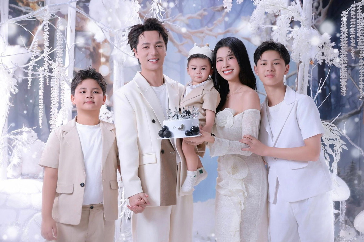 Gia đình ca sĩ Đăng Khôi thực hiện bộ ảnh chúc mừng sinh nhật con trai út - bé Kai tròn 1 tuổi. Ảnh: FB Dang Khoi Nguyen