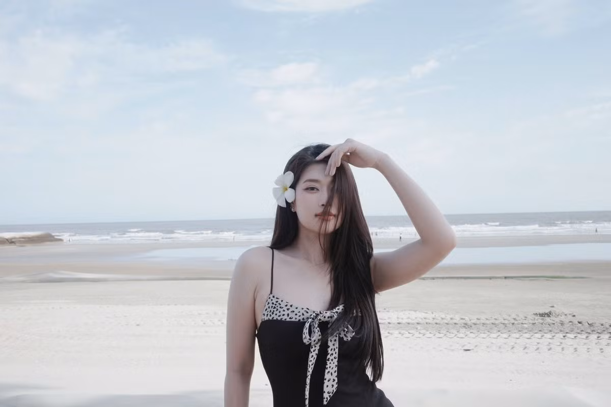 Hoa hậu Thiên Ân post dáng như nàng thơ trước biển. Ảnh: FB Đoàn Thiên Ân