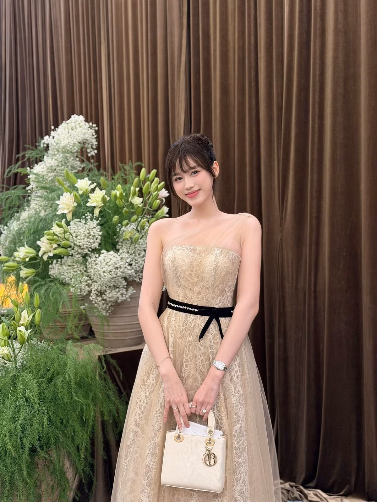 Hoa hậu Đỗ Thị Hà nhận hàng chục nghìn lượt thích khi khoe ảnh đi ăn cưới. Ảnh: FB Đỗ Thị Hà