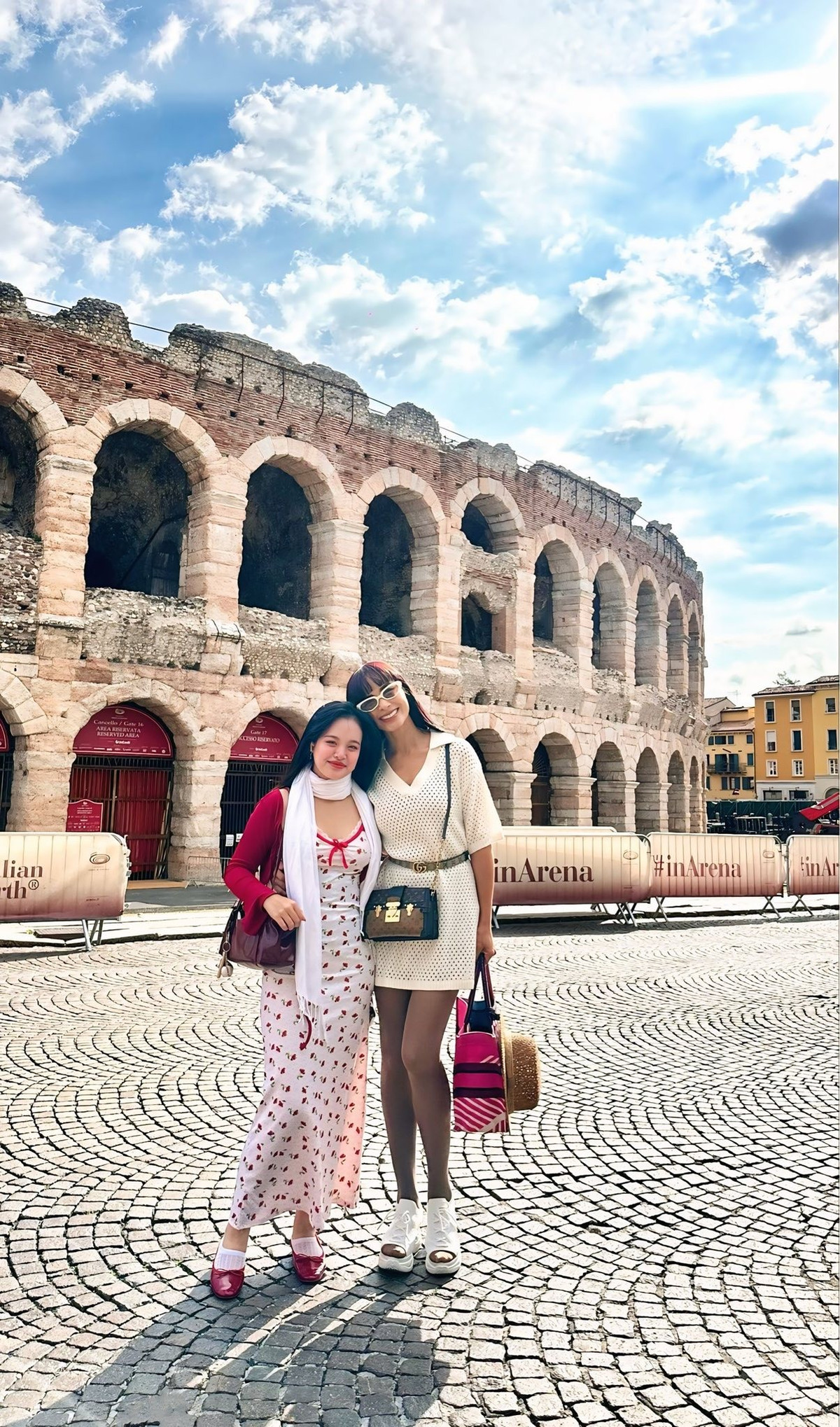 Cựu mẫu Thuý Hạnh cùng con gái lớn Suli check in ở Đấu trường Verona (Arena di Verona), ở trung tâm thành phố Verona, Ý. Ảnh: FB Bui Thuy Hanh