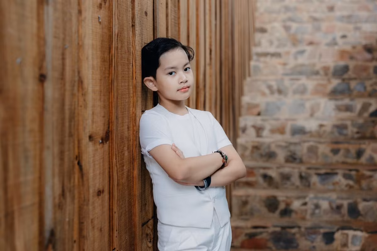 Con trai đầu lòng nhà Khánh Thi - Phan Hiển ngày càng ra dáng soái ca nhí ở tuổi lên 10.