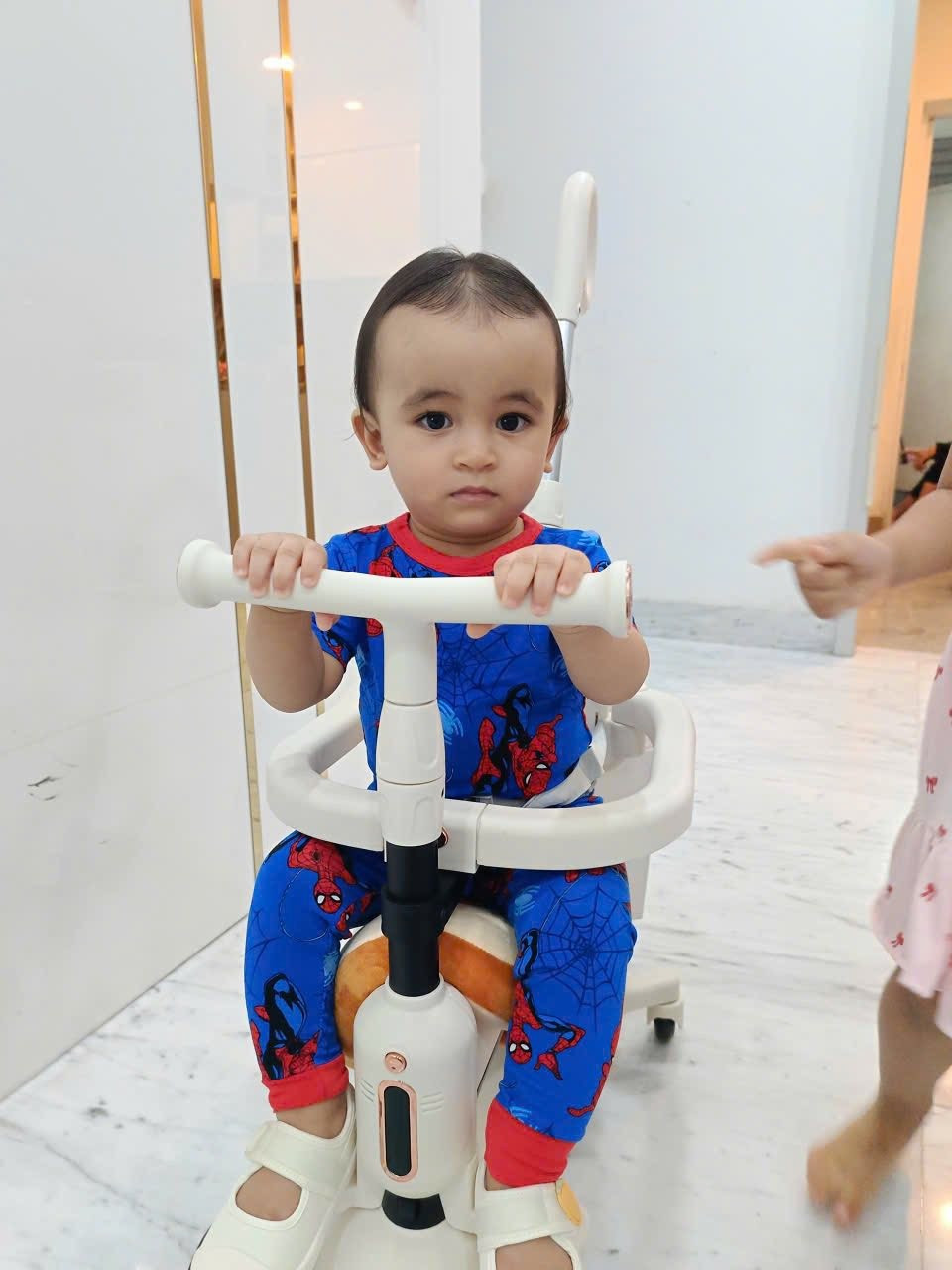 Võ Hạ Trâm chia sẻ hình ảnh hài hước của con trai Milo khi diện trang phục người nhện dịp Trung thu. Ảnh: FB Võ Hạ Trâm