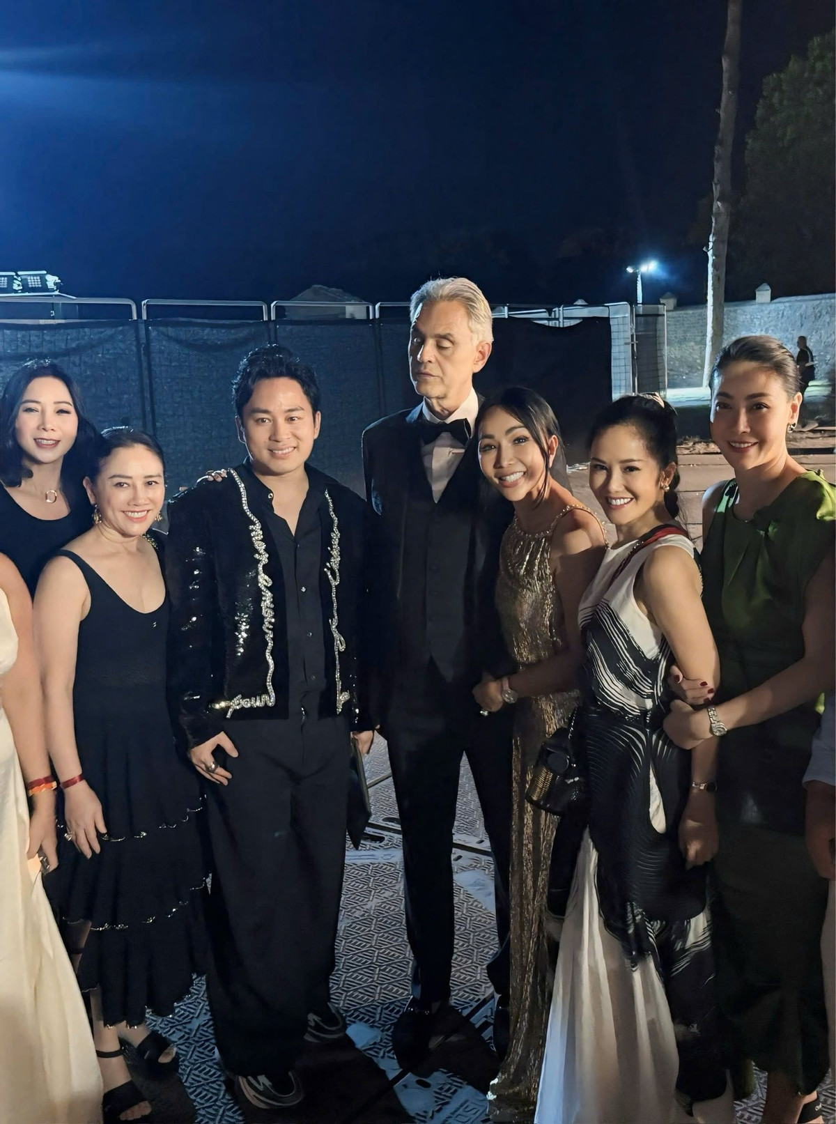 Hoa hậu Hà Kiều Anh và nhóm bạn thân đã cùng thưởng thức một đêm trình diễn khó quên. Ảnh: FB Ha Kieu Anh