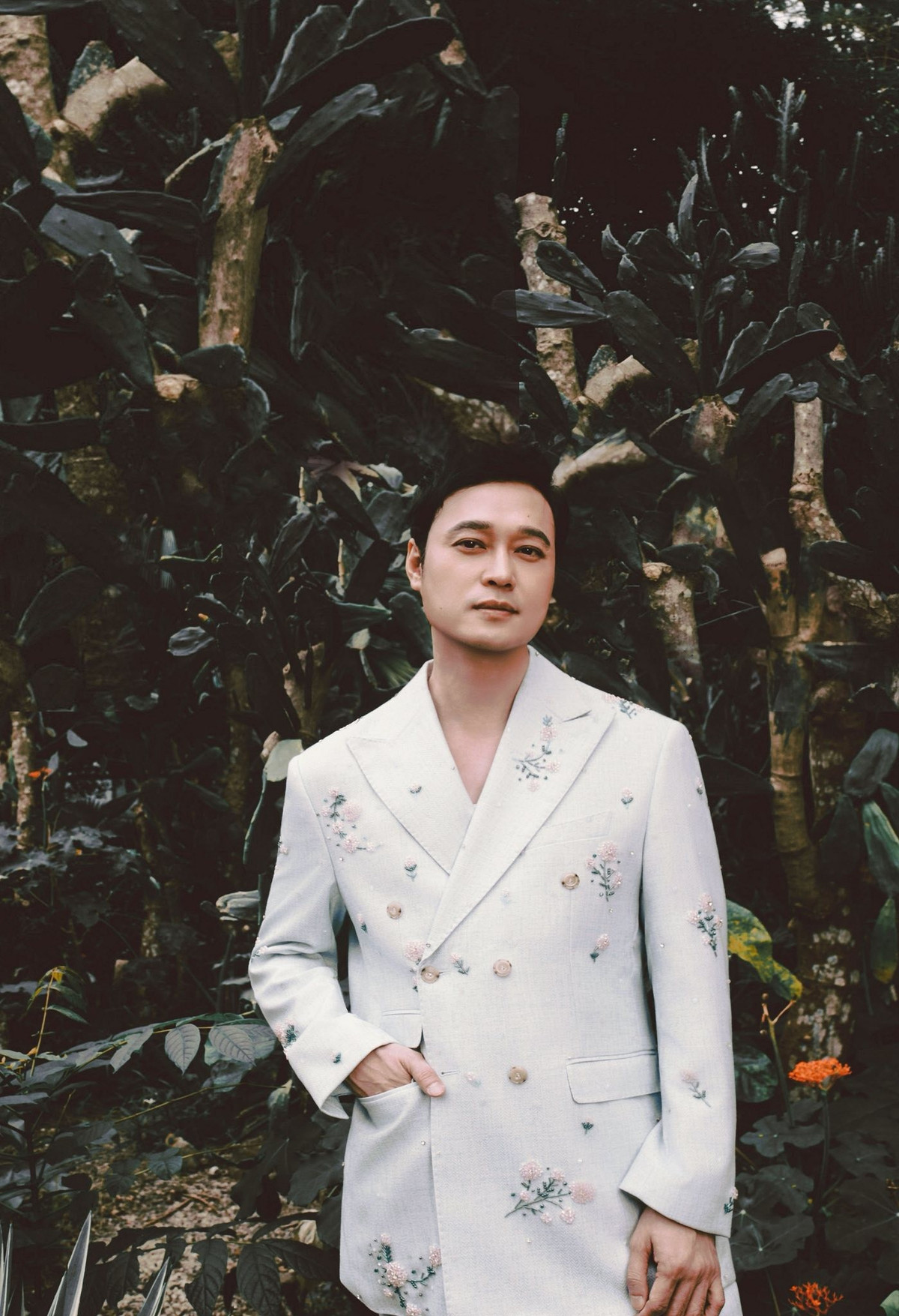 Ca sĩ Quang Vinh diện vest bảnh bao. Ảnh: FB Quang Vinh