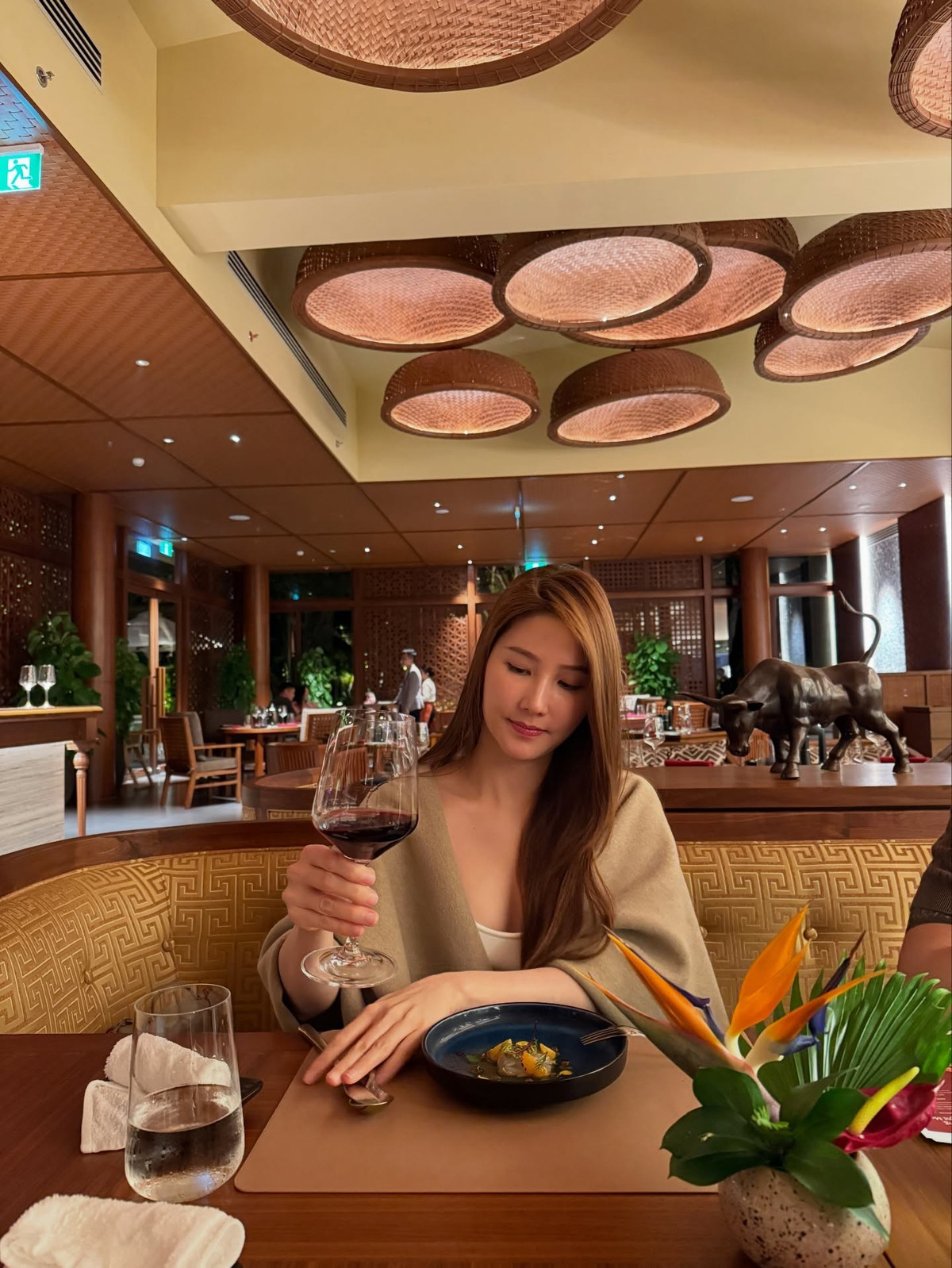 Trong đời thường, cô ưu tiên phong cách tối giản với trang phục thoải mái, trẻ trung nhưng vẫn tinh tế, tôn lên nét nữ tính.