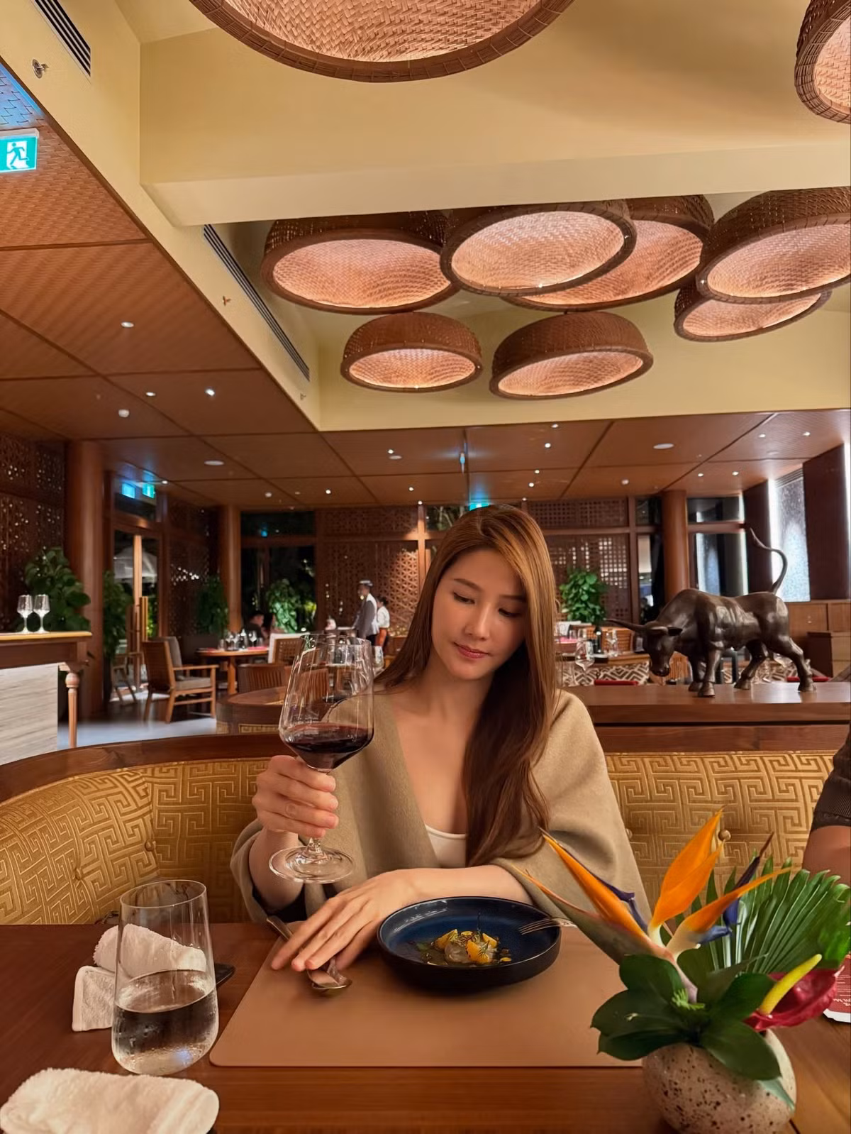 Trong đời thường, cô ưu tiên phong cách tối giản với trang phục thoải mái, trẻ trung nhưng vẫn tinh tế, tôn lên nét nữ tính.