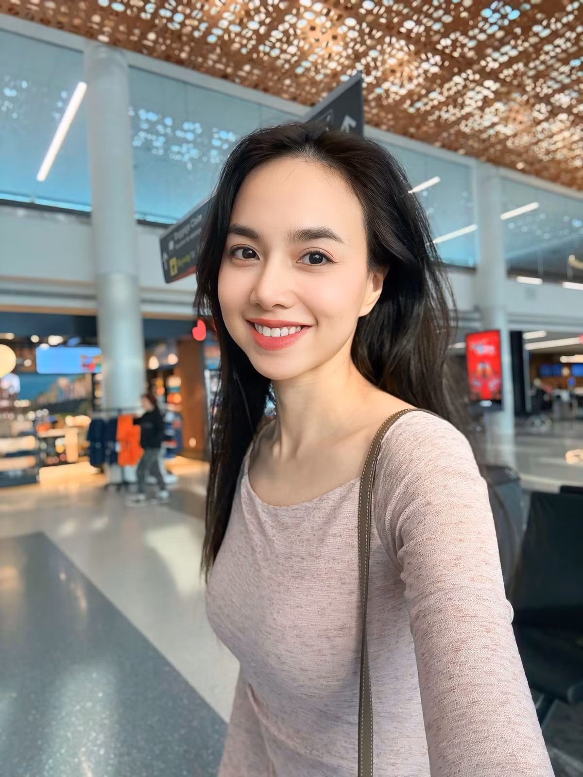 Làn da căng mịn, vóc dáng thon gọn và phong cách thời trang tinh tế khiến cô luôn nổi bật mỗi khi xuất hiện. Ảnh: FB Dinh Ngoc Diep