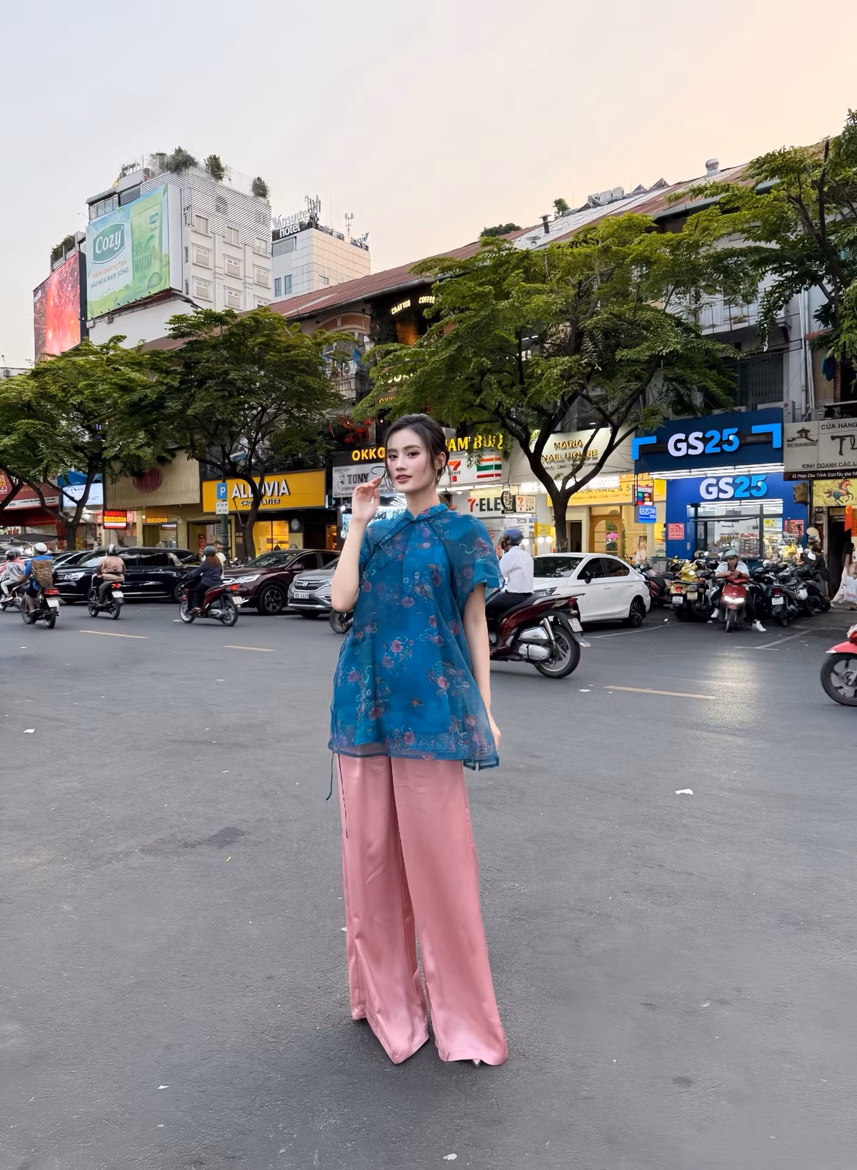 Hoa hậu Ý Nhi thả dáng ở chợ Bến Thành khi dạo phố ngày cận Tết. Ảnh: FB Huỳnh Trần Ý Nhi