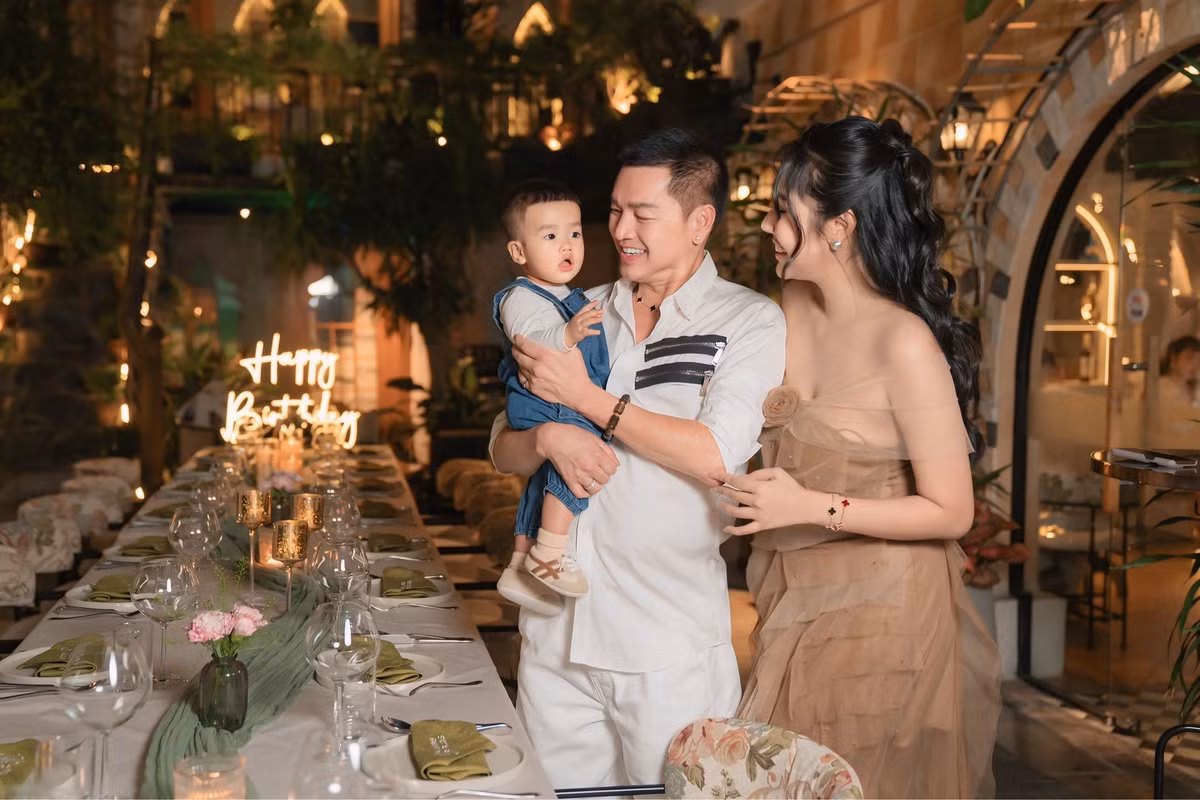 Ở tuổi 66, Quang Minh cho biết anh tìm thấy niềm hạnh phúc giản đơn mỗi ngày khi được ở bên bạn gái và bé Dustin Võ.