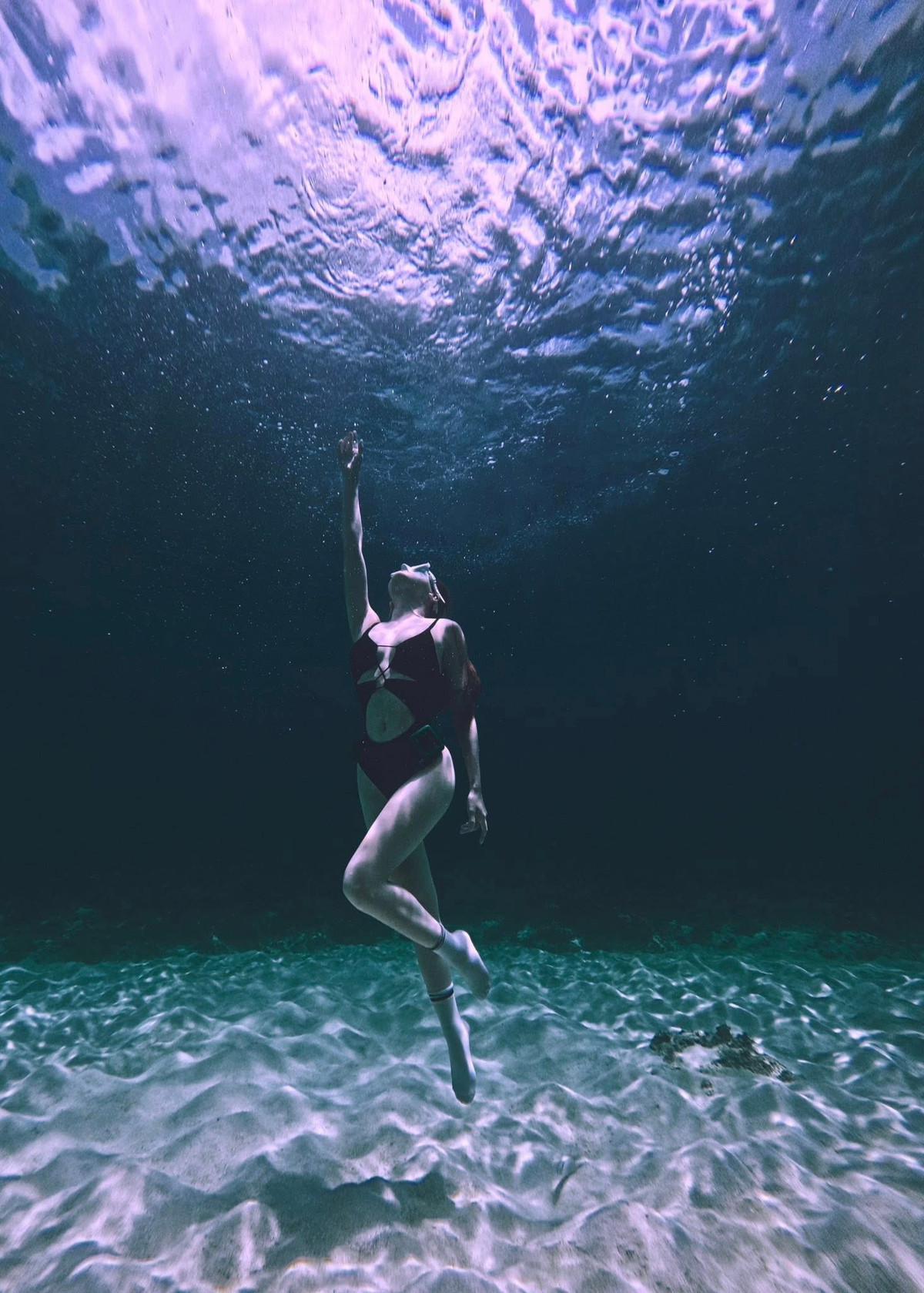 Diễn viên Thuỳ Anh chụp nhiều khoảnh khắc tạo dáng nghệ thuật dưới nước. Ảnh: FB Thuỳ Anh