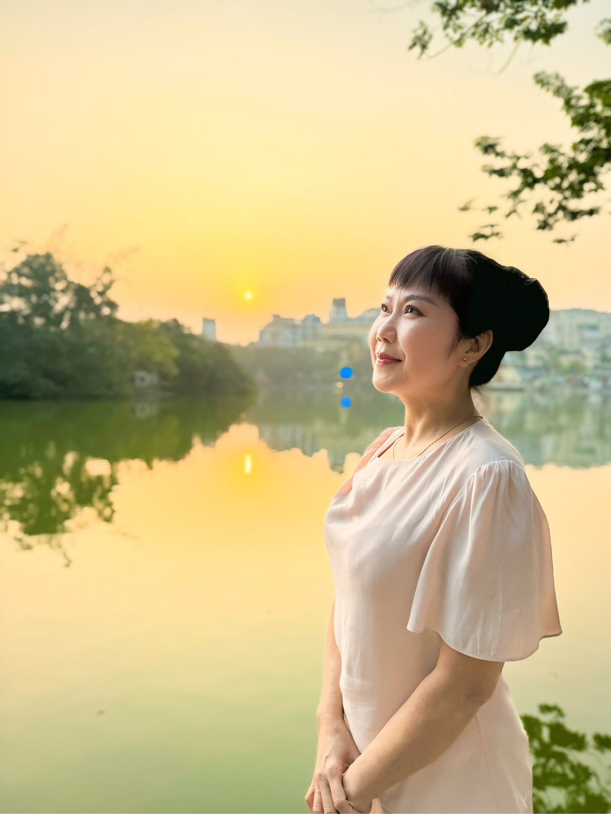 Diễn viên Thu Hương check in hồ Gươm buổi sáng. Ảnh: FB Trần Thu Hương