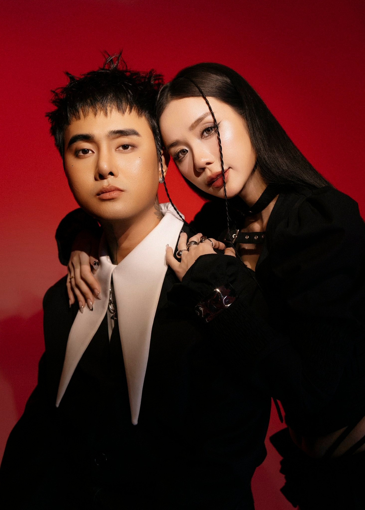 Cindy Lư (tên thật là Lư Hoàng Bảo Ngọc, sinh năm 1996), là cháu gái của nghệ sĩ Bảo Quốc. Sau biến cố hôn nhân, cô tìm thấy bến đỗ mới bên nam ca sĩ Đạt G vào năm 2021 và tạo nên một chuyện tình khiến nhiều người trầm trồ, ngưỡng mộ.