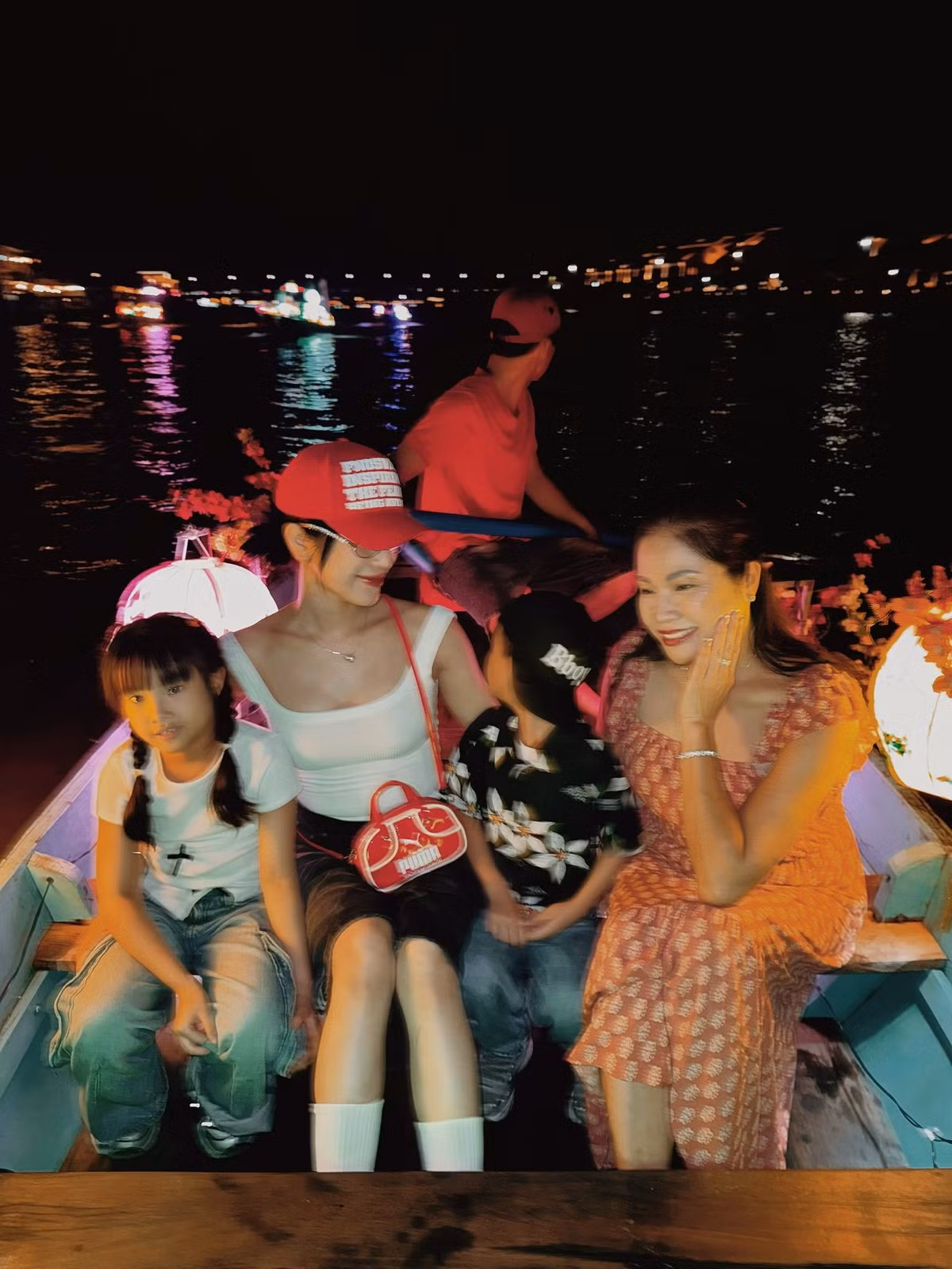 Diệp Lâm Anh đưa 2 con du lịch Hội An. Ảnh: FB Diep Lam Anh