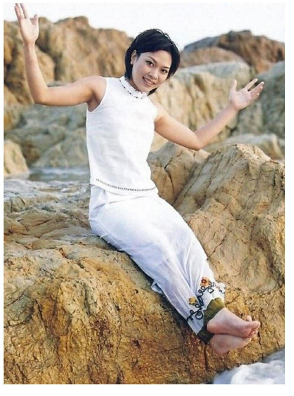 Thuở mới được chú ý, Mỹ Tâm ghi dấu ấn sâu đậm với tạo hình tóc tém nhuộm highlight khá sành điệu. Thời trang của cô khi này cũng rất bình dị với những thiết kế trơn màu.