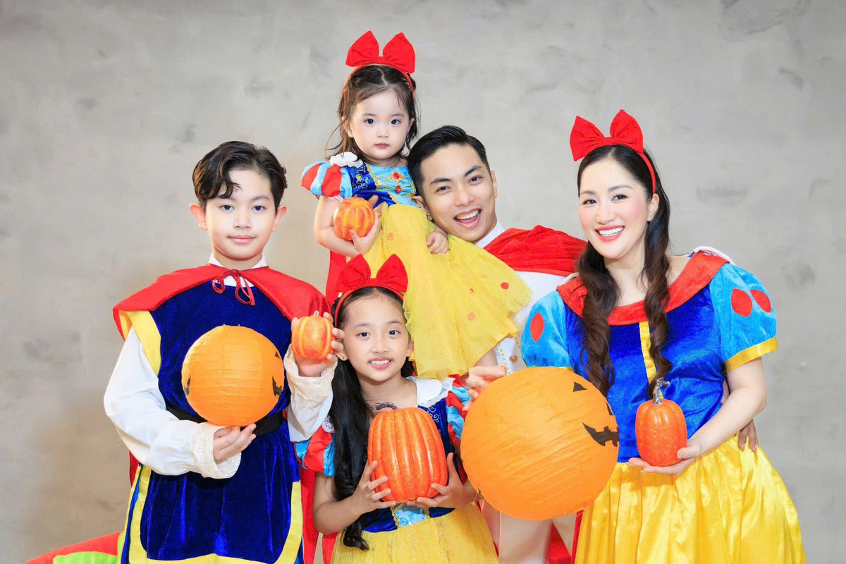 Gia đình Khánh Thi - Phan Hiển hóa công chúa, hoàng tử mừng Halloween. Ảnh: FB Khanh Thi Phan Hien