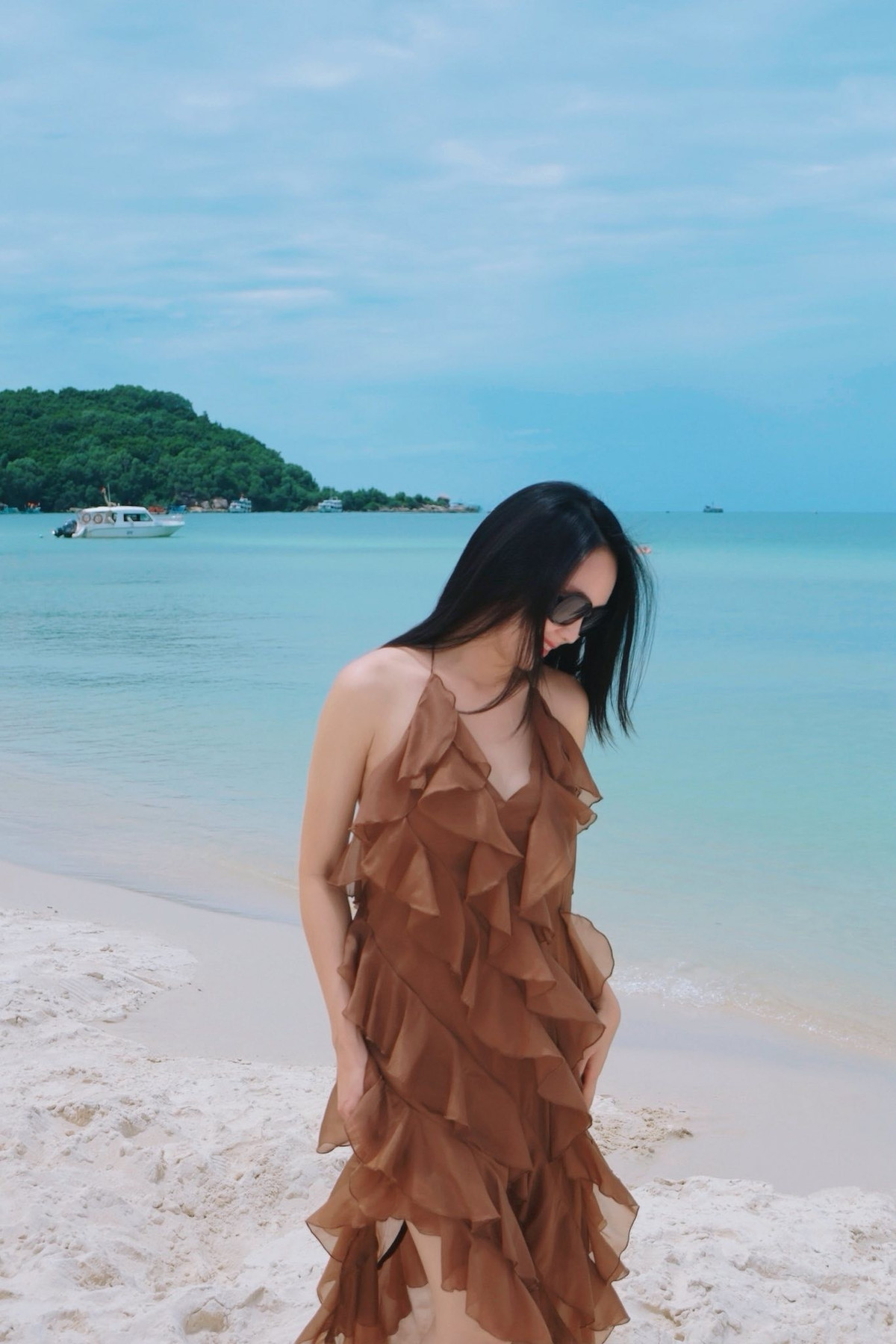 Không lựa chọn bikini hay những bộ cánh gợi cảm như thường thấy trong các chuyến nghỉ dưỡng, Hồng Diễm ghi điểm nhờ phong cách tinh tế, đậm chất “nàng thơ”. Ảnh: FB Nguyen Hong Diem