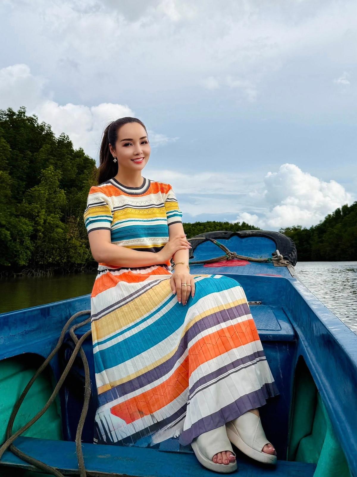 Mai Thu Huyền diện váy màu sắc rực rỡ ở sông Mê Kông. Ảnh: FB Mai Thu Huyen