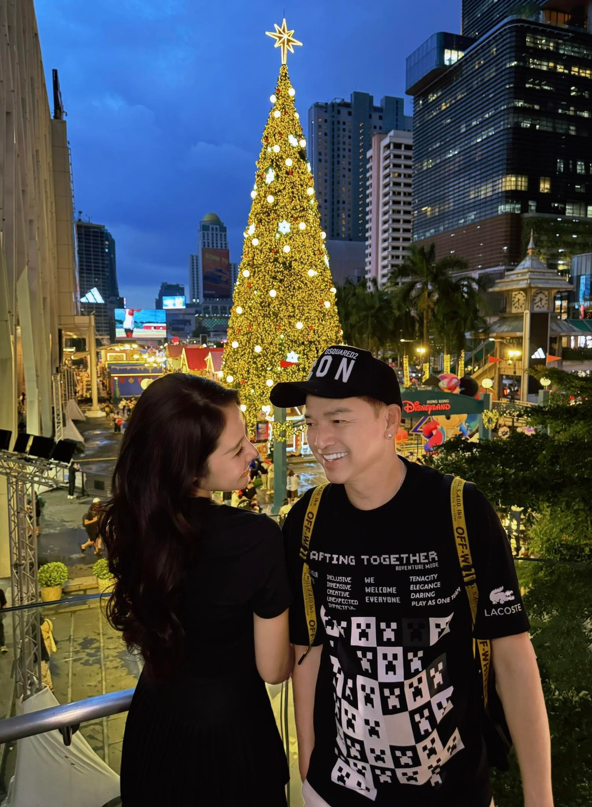 Quang Minh mặc ton sur ton quấn quýt bạn gái 9X Tăng Khánh Chi. Ảnh: FB Tăng Khánh Chi