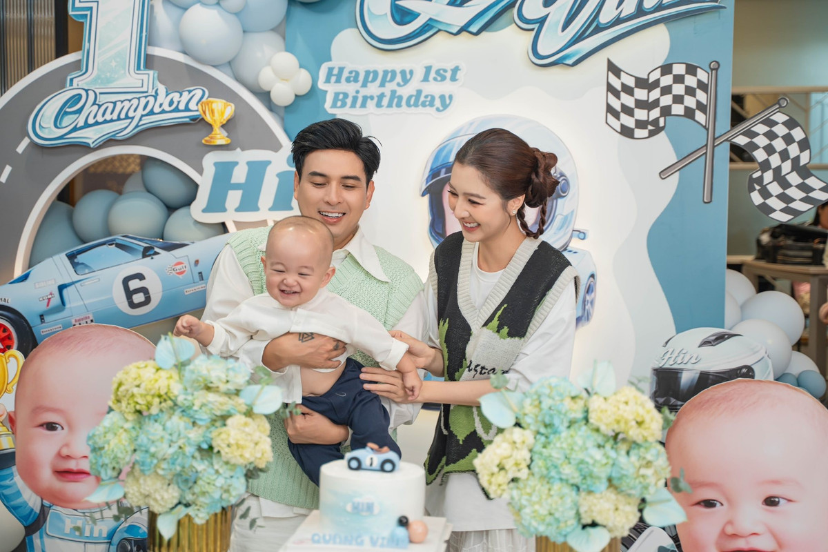 Ca sĩ Hồ Quang Hiếu và vợ Tuệ Như tổ chức tiệc mừng con trai tròn 1 tuổi. Ảnh: FB Hồ Quang Hiếu
