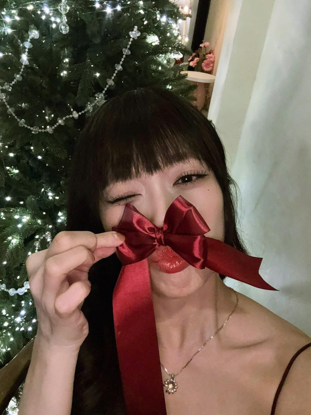 Nữ diễn viên lựa chọn chiếc váy đỏ hai dây dáng ngắn, thiết kế ôm sát cơ thể, giúp tôn lên vóc dáng thon gọn.