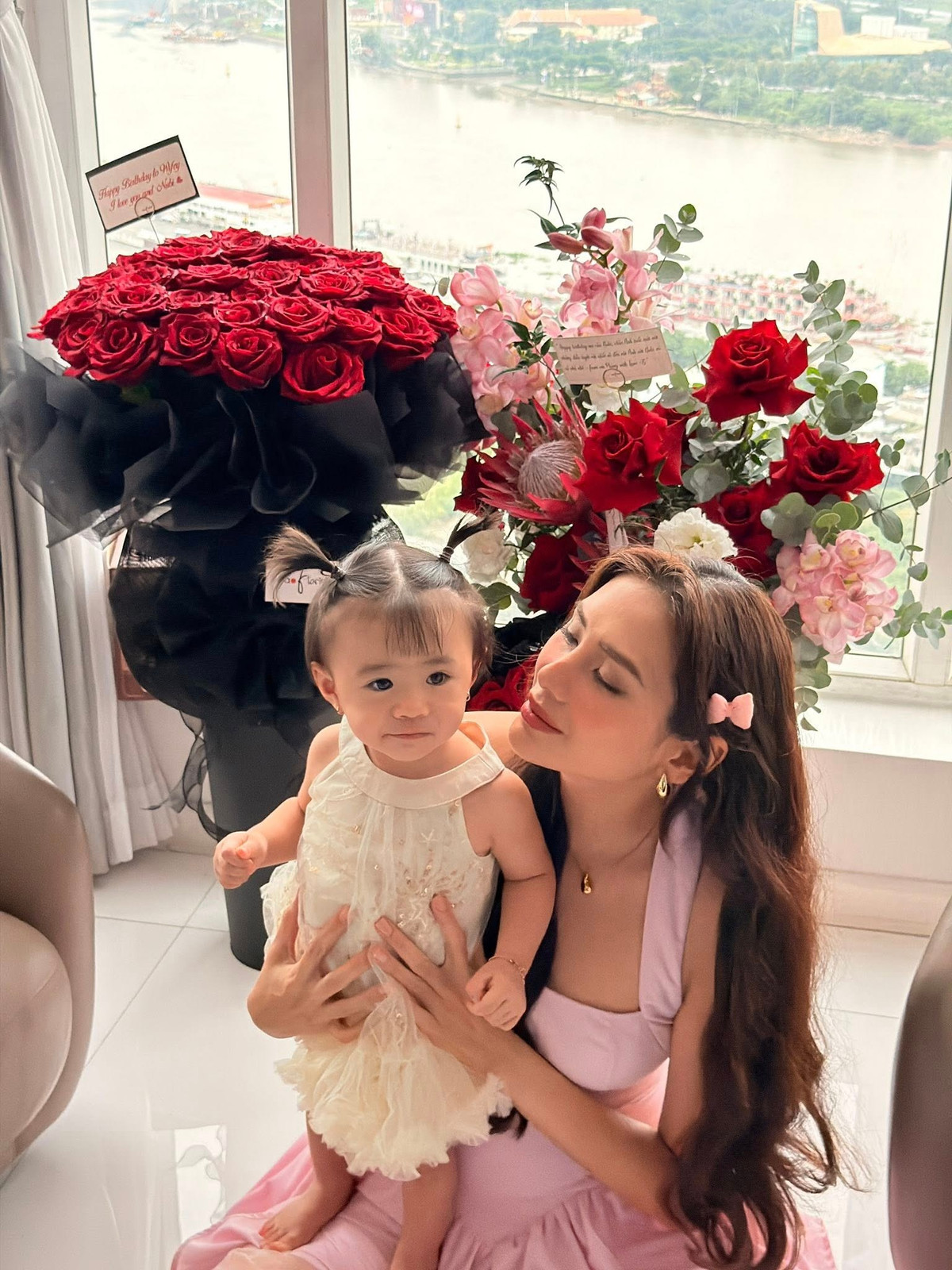 Tin tức sao Việt 30/10: Siêu mẫu Võ Hoàng Yến hạnh phúc bên con gái nhân dịp sinh nhật lần thứ 37. Ảnh: FB VÕ HOÀNG YẾN