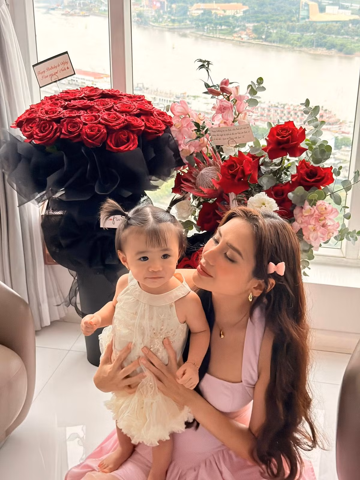 Tin tức sao Việt 30/10: Siêu mẫu Võ Hoàng Yến hạnh phúc bên con gái nhân dịp sinh nhật lần thứ 37. Ảnh: FB VÕ HOÀNG YẾN