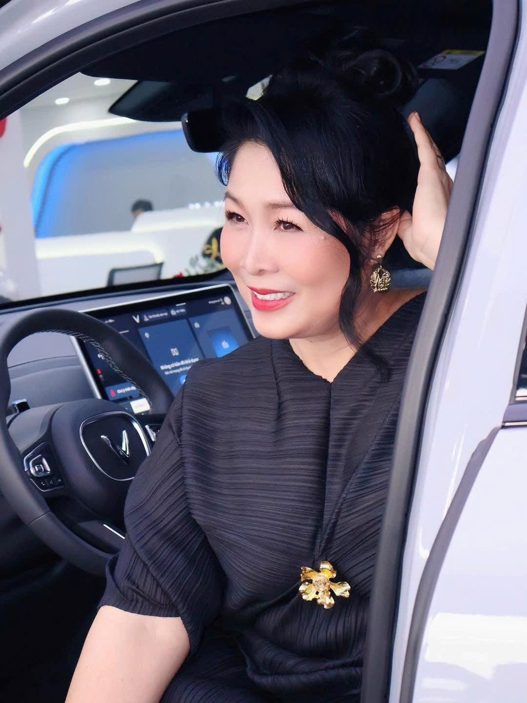 Mới đây, những bức ảnh cũ được NSND Hồng Vân đăng tải nhanh chóng thu hút sự quan tâm của đông đảo khán giả.