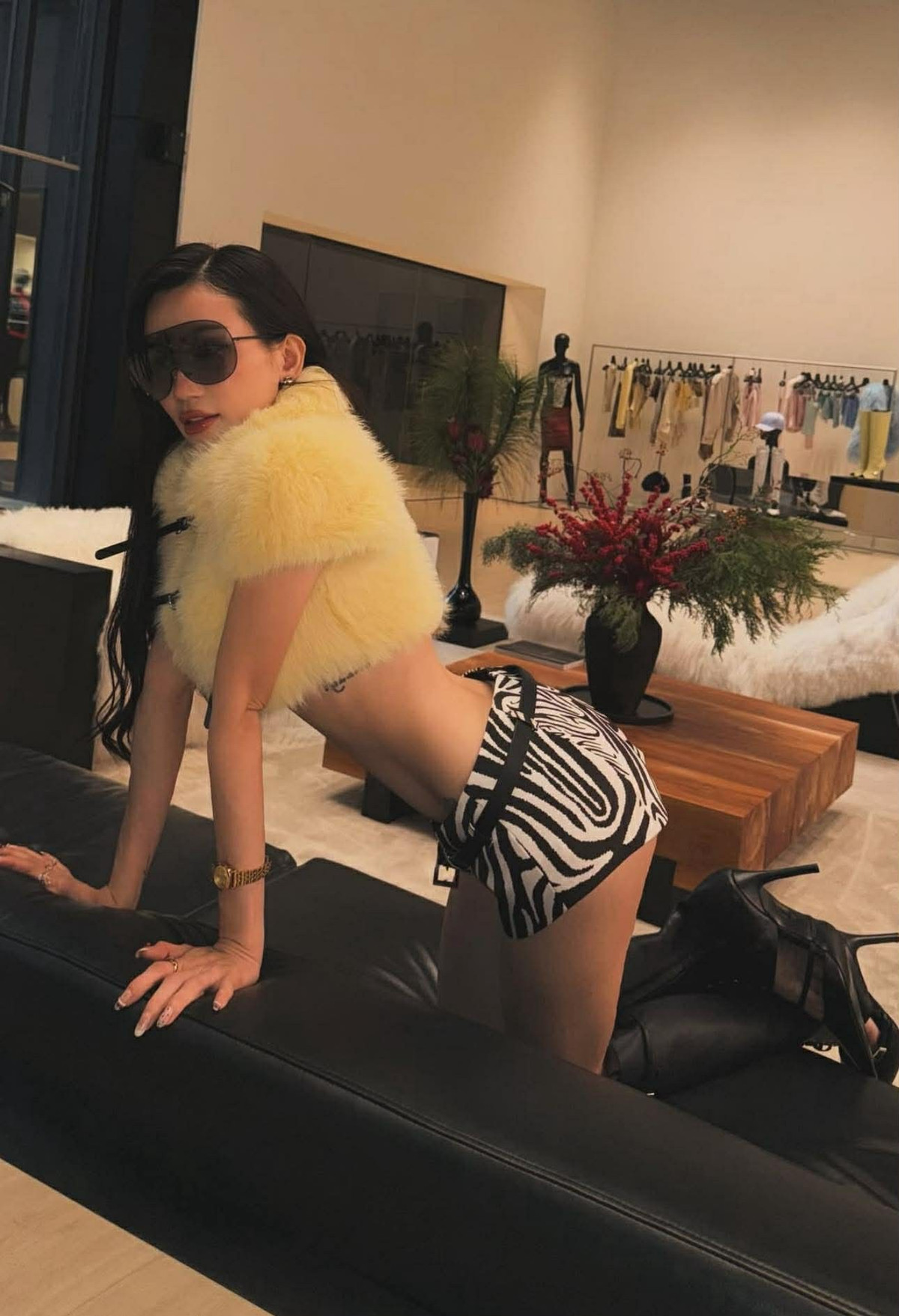 Trong bộ ảnh, nữ ca sĩ lựa chọn phong cách thời trang táo bạo khi diện áo khoác lông dáng croptop, khéo léo tôn vòng một đầy đặn, kết hợp cùng quần short và đôi giày cao gót có thiết kế lạ mắt.