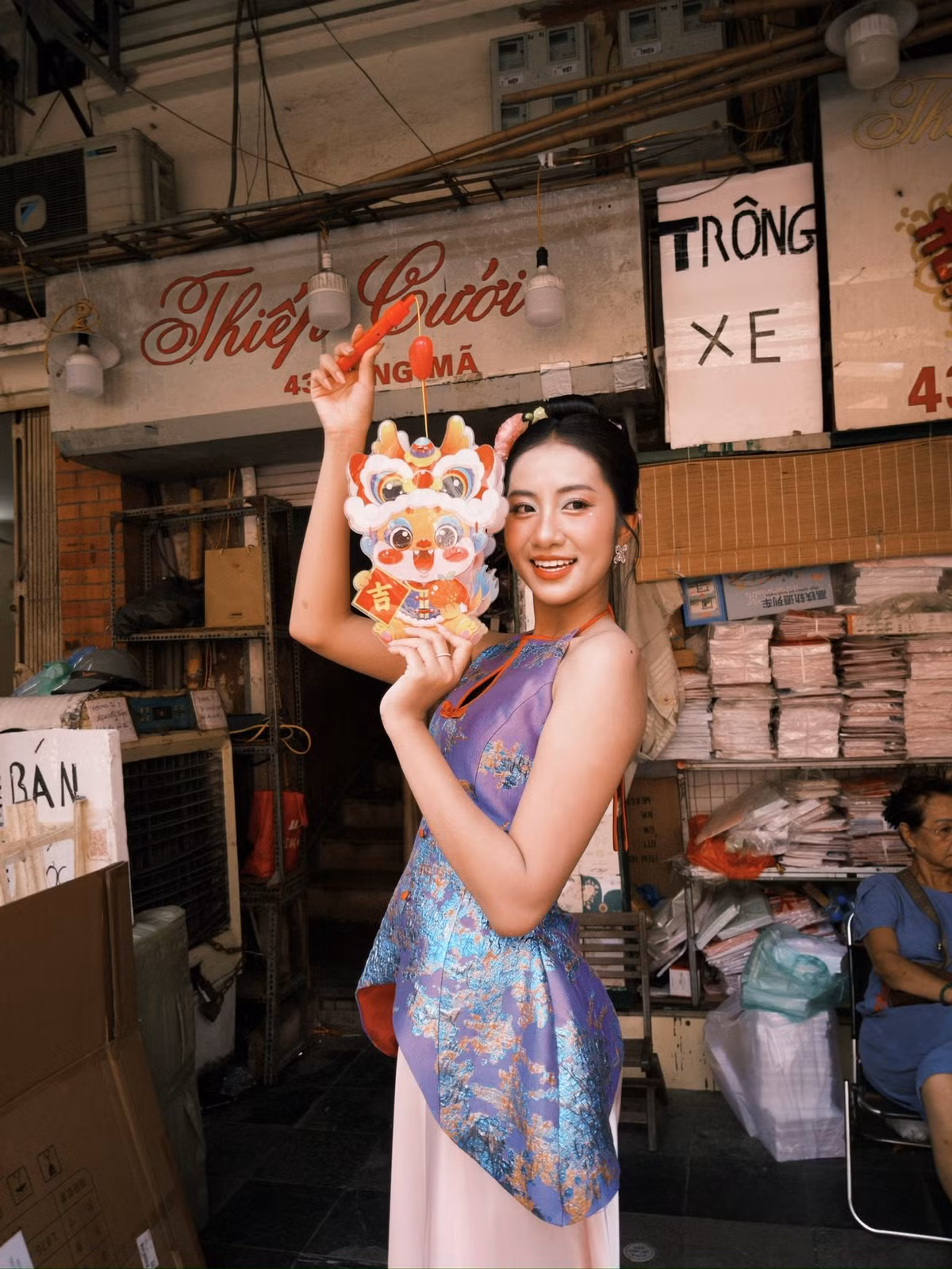 Trong khung cảnh ngập tràn đèn lồng và đồ chơi Trung thu rực rỡ, người đẹp tạo dáng tự nhiên bên chiếc đèn lồng sặc sỡ sắc màu.