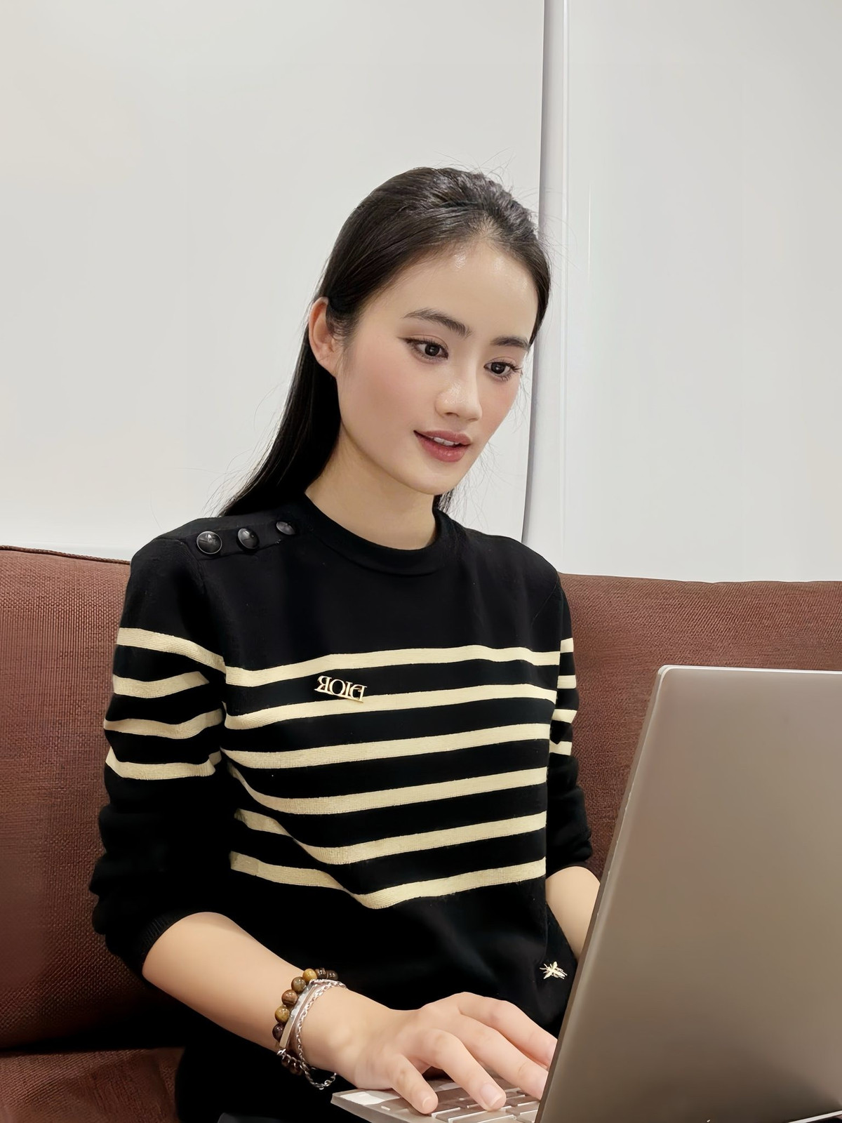 Huỳnh Trần Ý Nhi sinh năm 2002, quê Bình Định. Cô cao 1,75 m, số đo 79-59-89 cm, đăng quang Miss World Vietnam 2023.