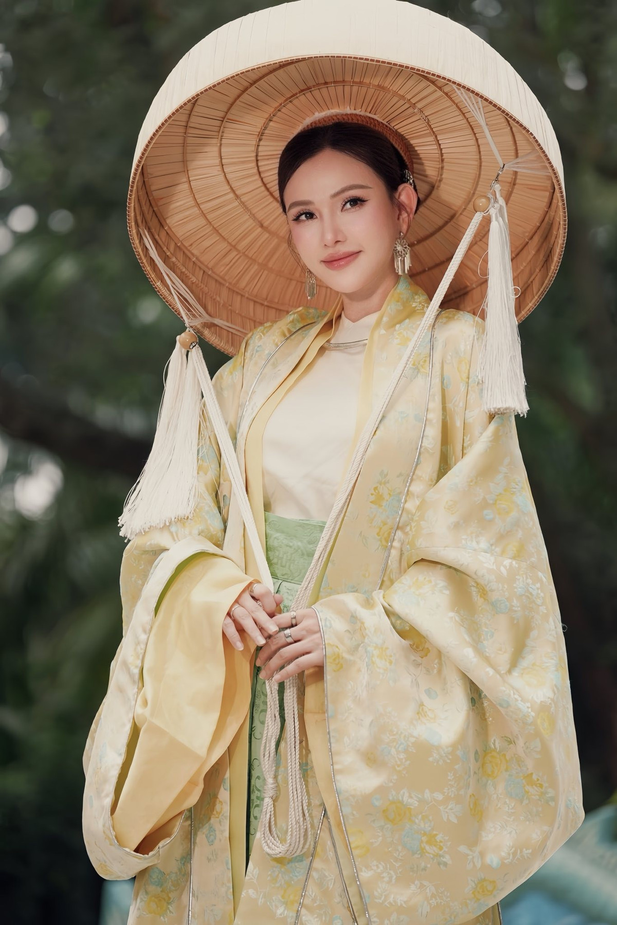 Ca sĩ Thu Thuỷ xinh đẹp trong bộ Việt phục. Ảnh: FB Nguyễn Thu Thuỷ