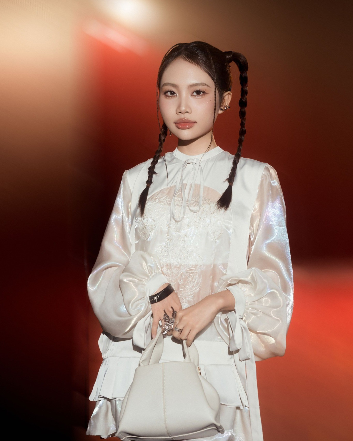 Phương Mỹ Chi đi ủng hộ Hoa hậu Mai Phương lấn sân làm ca sĩ. Ảnh: FB Phương Mỹ Chi