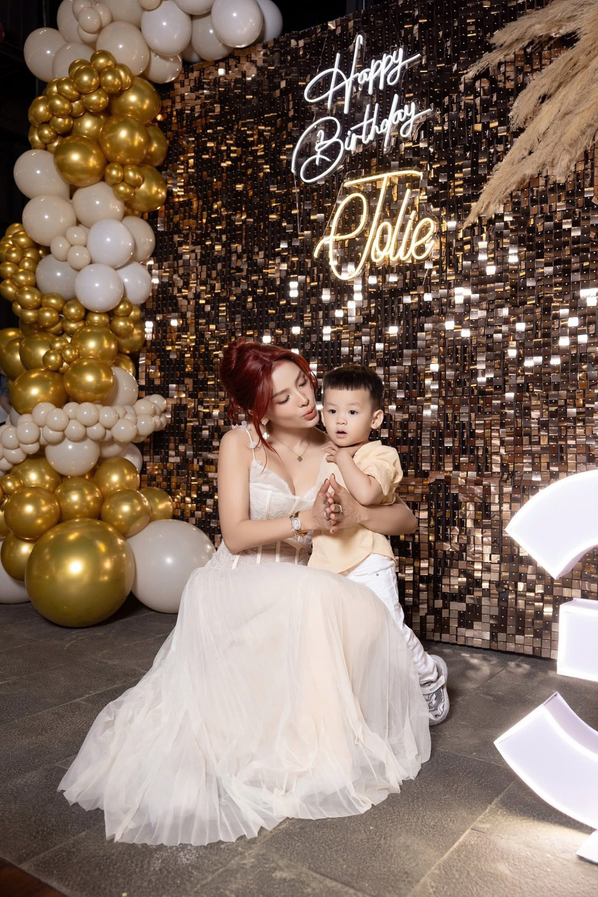 Cô cùng chồng và các con diện trang phục ton-sur-ton theo dresscode nâu – be – trắng.