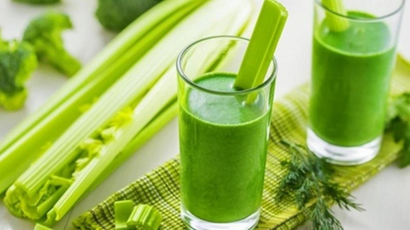 Các vitamin A, C, K cùng nhiều khoáng chất trong cần tây giúp cấp ẩm cho da, hỗ trợ tái tạo tế bào và làm sáng da. Nhờ đó, làn da có thể trở nên khỏe mạnh và hạn chế hình thành nếp nhăn.