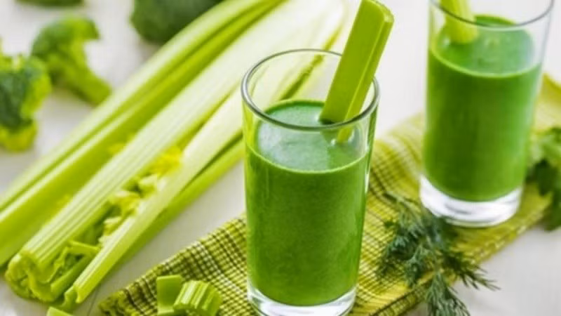 Các vitamin A, C, K cùng nhiều khoáng chất trong cần tây giúp cấp ẩm cho da, hỗ trợ tái tạo tế bào và làm sáng da. Nhờ đó, làn da có thể trở nên khỏe mạnh và hạn chế hình thành nếp nhăn.