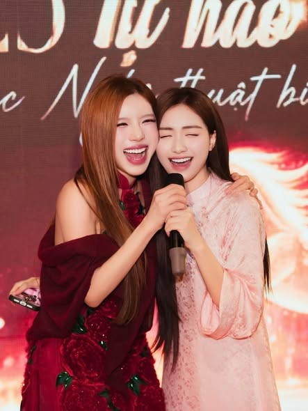 Trang Pháp và Hòa Minzy cùng làm khách mời tại một sự kiện cuối năm ở Hà Nội. Ảnh: FB Trang Phap