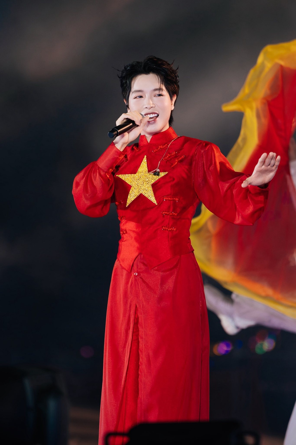 Đức Phúc nhanh chóng trở thành gương mặt quen thuộc của nhiều chương trình truyền hình, gameshow ăn khách, đồng thời sở hữu nhiều bản hit gây tiếng vang. Ảnh: FB Đức Phúc